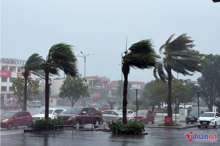 Mưa to, gió lớn tại phường Thành Sen trưa nay. Ảnh: K.N