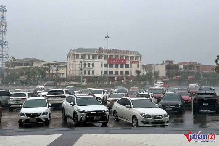 Hàng trăm ô tô đã được người dân phường Thành Sen di chuyển lên khu vực trung tâm thương mại để tránh ngập. Ảnh: K.N