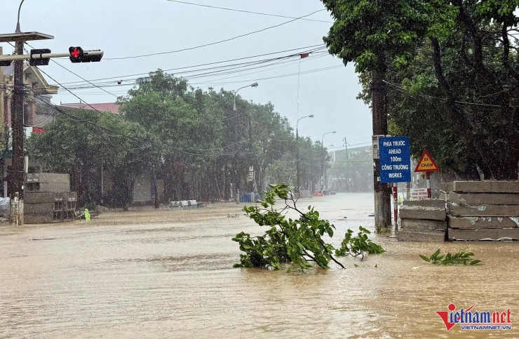 Ngập cục bộ tai khu vực đường Nguyễn Du. Ảnh: K.N