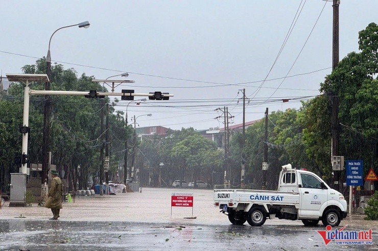 Cảnh sát đã treo bảng cảnh báo tại một số tuyến đường ngập sâu. Ảnh: K.N