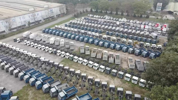 Hàng nghìn chiếc xe ô tô VEAM đã nằm phơi nắng mưa ở bãi tại Thanh Hoá nhiều năm nay. Ảnh: Lê Dương