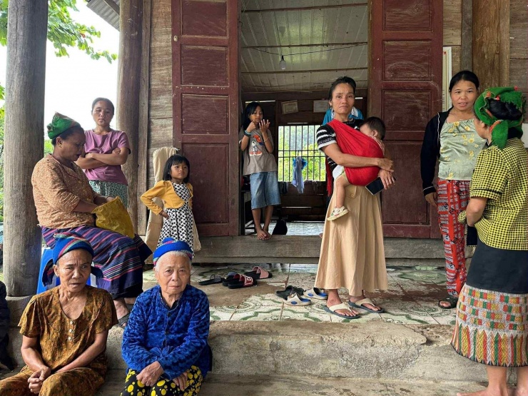 Di dân đến nơi an toàn để tránh bão.