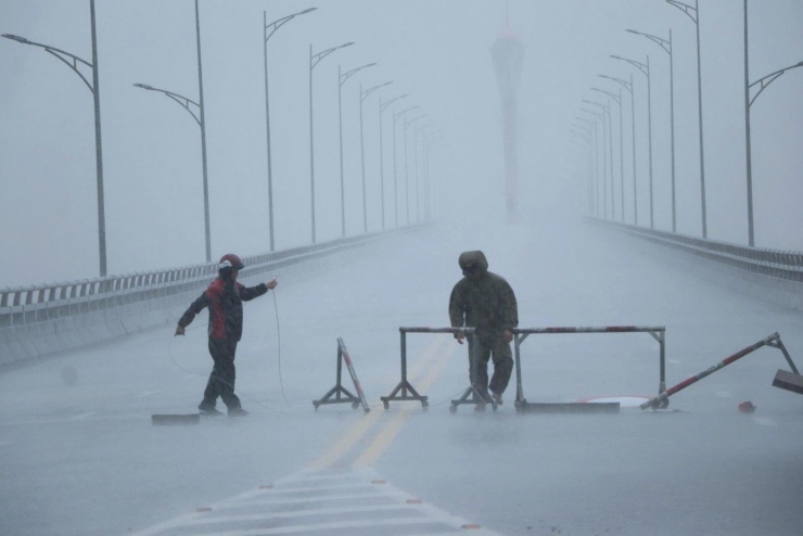 Khoảng 10 giờ sáng nay, lực lượng chức năng lập chốt chặn và cử cán bộ gác ở đầu cầu Cửa Hội – cây cầu bắc qua sông Lam, nối hai tỉnh Nghệ An và Hà Tĩnh. (ảnh: Thu Hiền)
