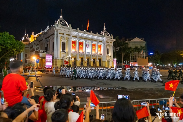 Chiến sĩ không quân tỏ tình với nữ dân quân dân tộc sau buổi tập diễu binh - 1