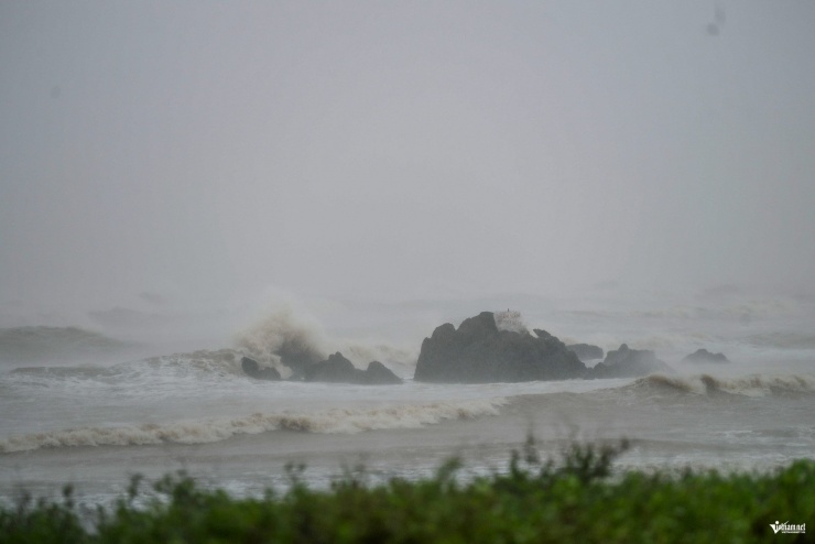 Sóng biển ở đảo Lan Châu (Cửa Lò, Nghệ An) dâng cao khoảng 2m sáng 25/8. Ảnh: Tùng Nghị