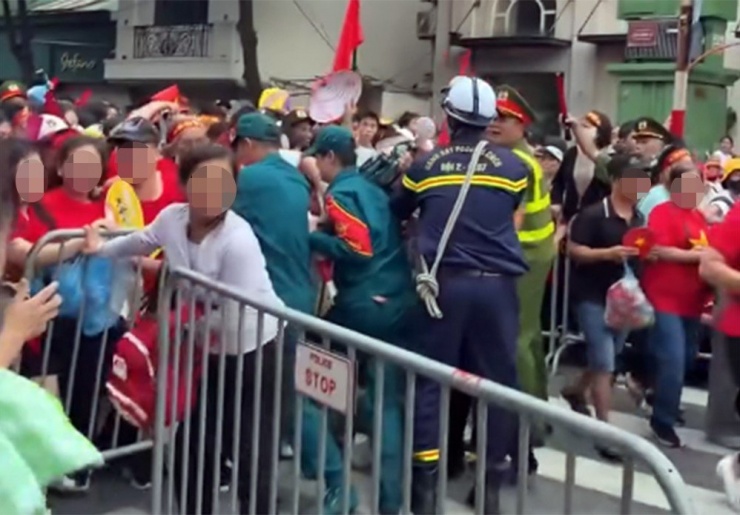 Hình ảnh người dân xô đẩy rào chắn gây mất an ninh trật tự.