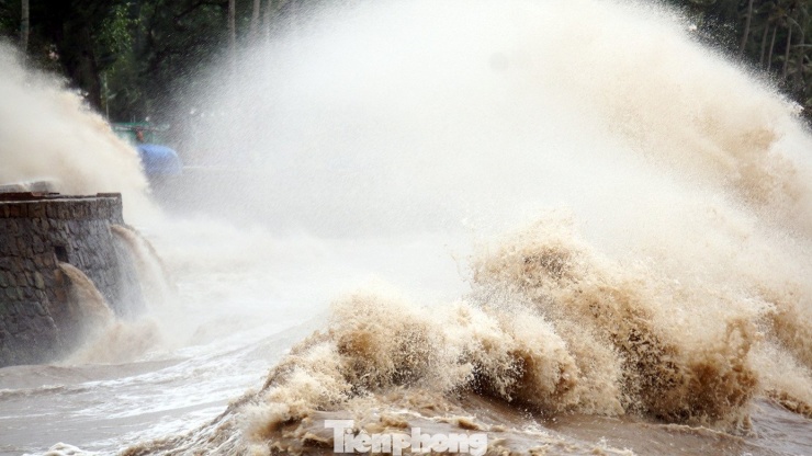 Sóng biển Đồ Sơn cao 3-4m do ảnh hưởng bão số 5 - 9