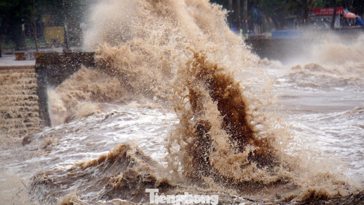 Sóng biển Đồ Sơn cao 3-4m do ảnh hưởng bão số 5 - 8