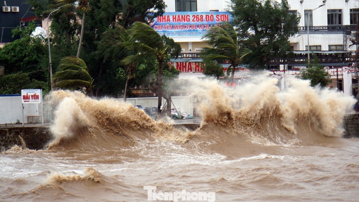 Sóng biển Đồ Sơn cao 3-4m do ảnh hưởng bão số 5 - 7