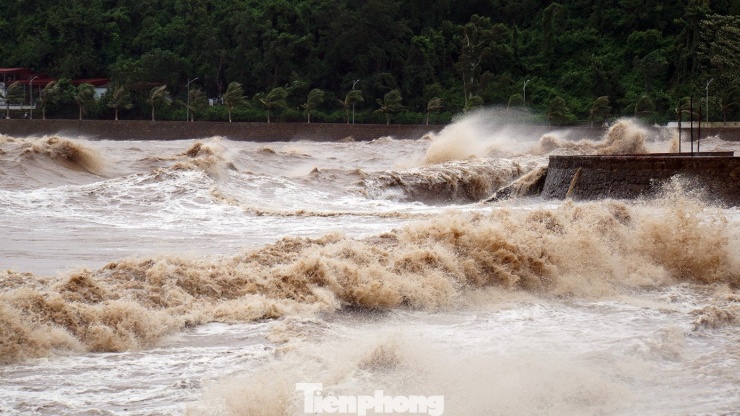 Sóng biển Đồ Sơn cao 3-4m do ảnh hưởng bão số 5 - 5