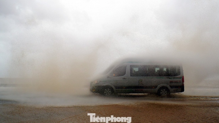 Sóng biển Đồ Sơn cao 3-4m do ảnh hưởng bão số 5 - 10