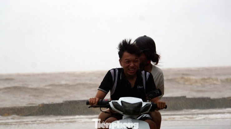 Sóng biển Đồ Sơn cao 3-4m do ảnh hưởng bão số 5 - 11