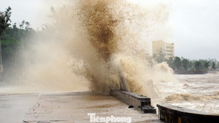 Sóng biển Đồ Sơn cao 3-4m do ảnh hưởng bão số 5 - 16