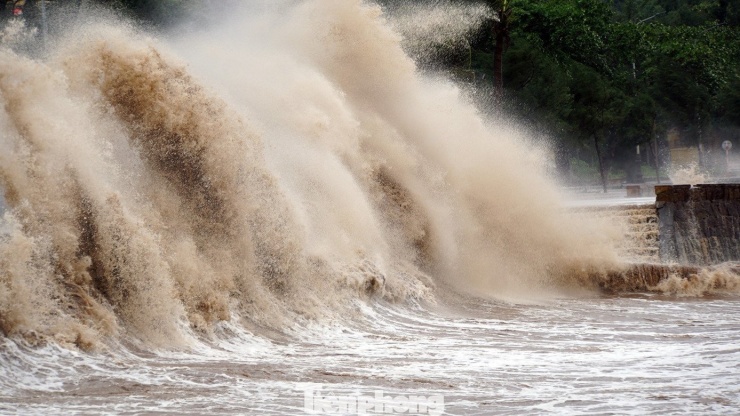 Sóng biển Đồ Sơn cao 3-4m do ảnh hưởng bão số 5 - 15