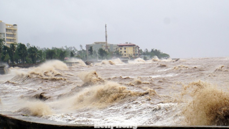 Sóng biển Đồ Sơn cao 3-4m do ảnh hưởng bão số 5 - 18