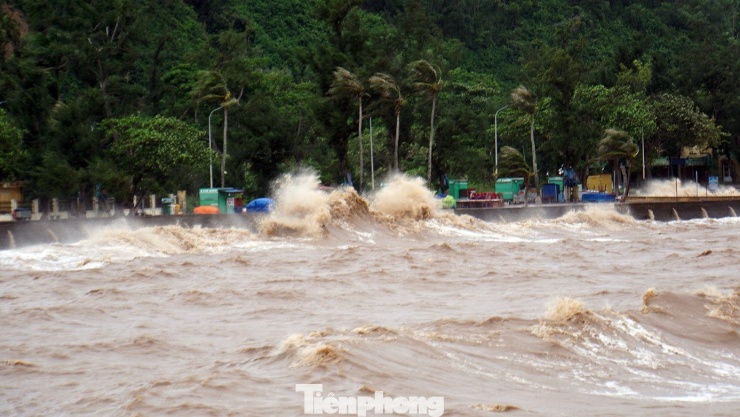 Sóng biển Đồ Sơn cao 3-4m do ảnh hưởng bão số 5 - 17