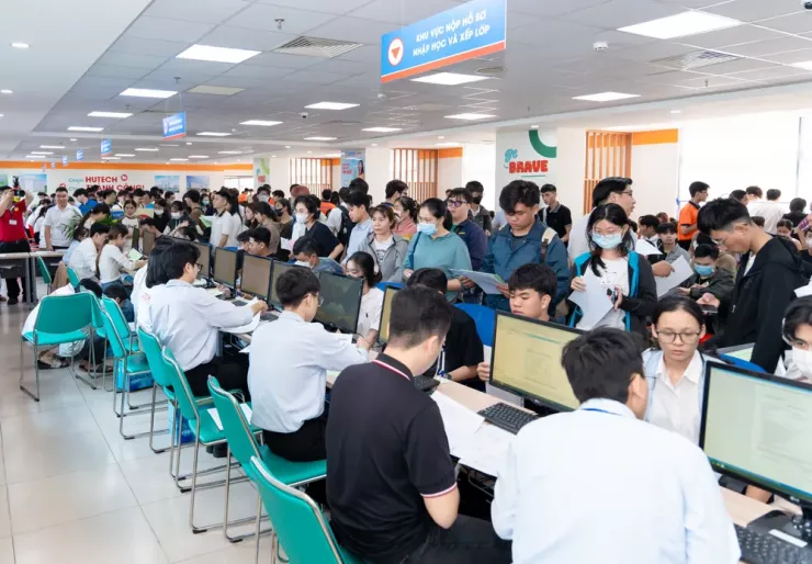 Phụ huynh, thí sinh nườm nượp ‘đổ bộ’ về TP.HCM làm thủ tục nhập học - 2