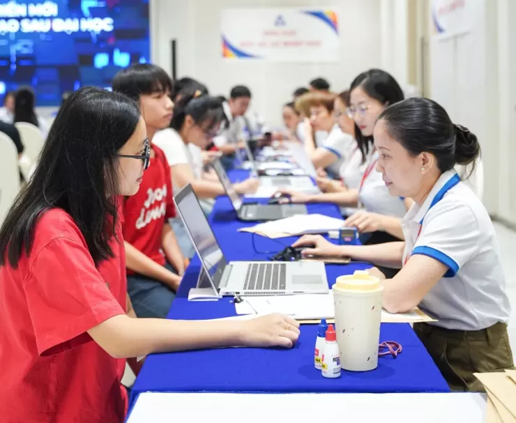 Các cán bộ, nhân viên Trường ĐH Bách khoa hướng dẫn thí sinh làm thủ tục nhập học. Ảnh: BK