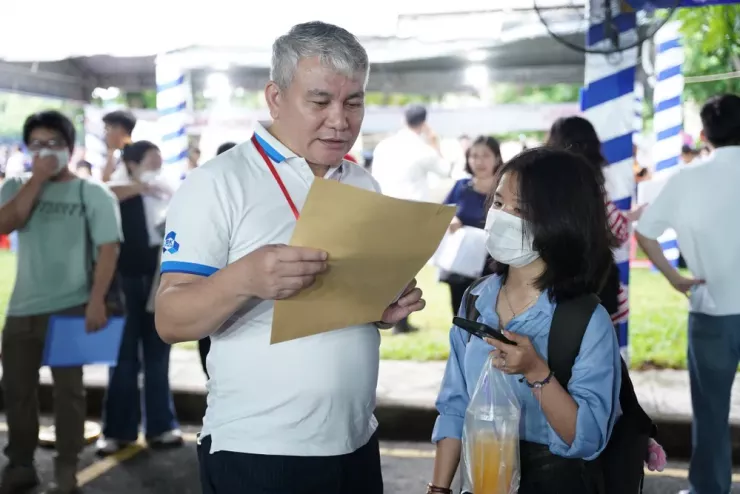 Phụ huynh, thí sinh nườm nượp ‘đổ bộ’ về TP.HCM làm thủ tục nhập học - 5