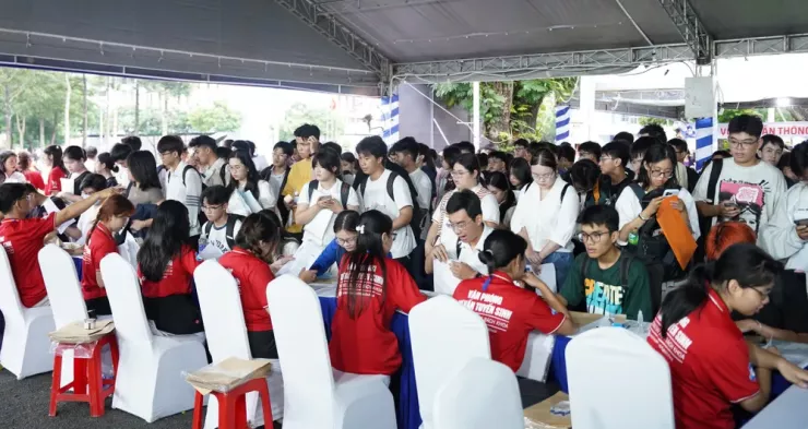 Phụ huynh, thí sinh nườm nượp ‘đổ bộ’ về TP.HCM làm thủ tục nhập học - 4
