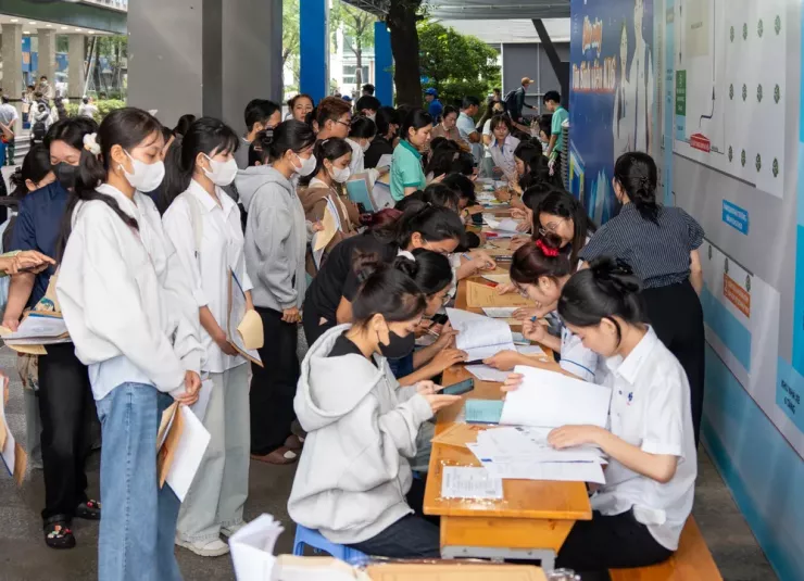 Phụ huynh, thí sinh nườm nượp ‘đổ bộ’ về TP.HCM làm thủ tục nhập học - 7