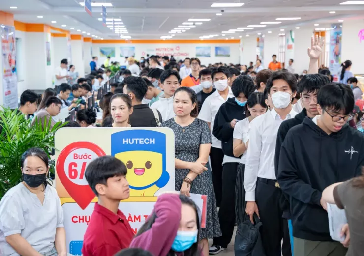 Phụ huynh, thí sinh nườm nượp đến Trường ĐH Công nghệ TP.HCM làm thủ tục nhập học, kể cả cuối tuần qua