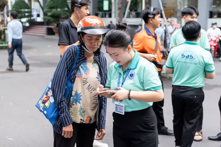 Phụ huynh, thí sinh nườm nượp ‘đổ bộ’ về TP.HCM làm thủ tục nhập học - 10