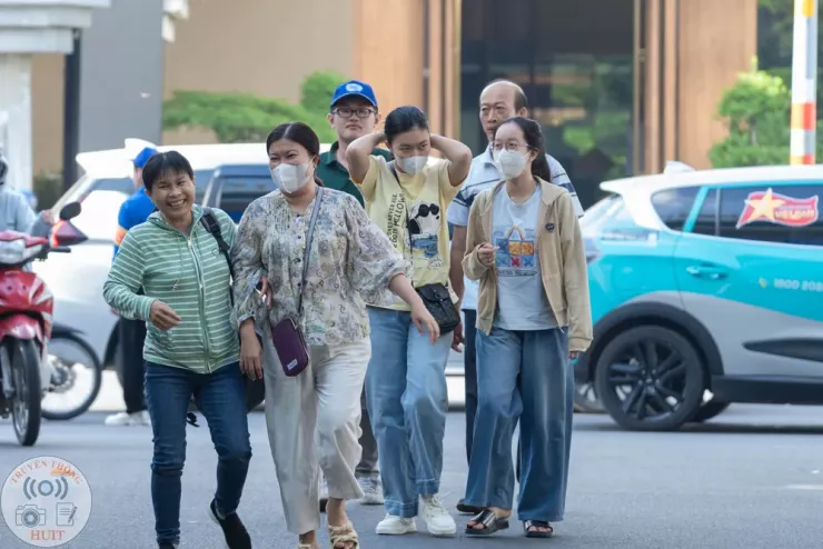 Phụ huynh, thí sinh nườm nượp ‘đổ bộ’ về TP.HCM làm thủ tục nhập học - 11