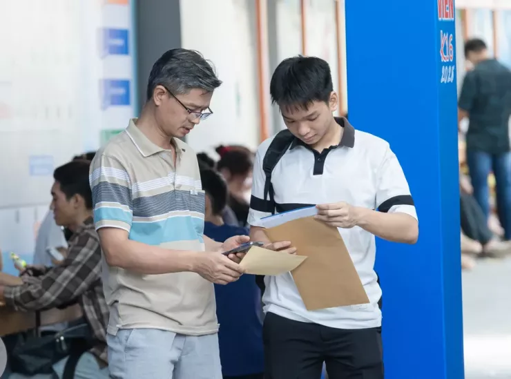 Phụ huynh, thí sinh nườm nượp ‘đổ bộ’ về TP.HCM làm thủ tục nhập học - 9