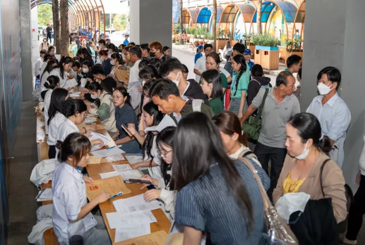 Phụ huynh, thí sinh xếp hàng làm thủ tục tại Trường ĐH Công Thương TP.HCM từ sáng sớm 25-8
