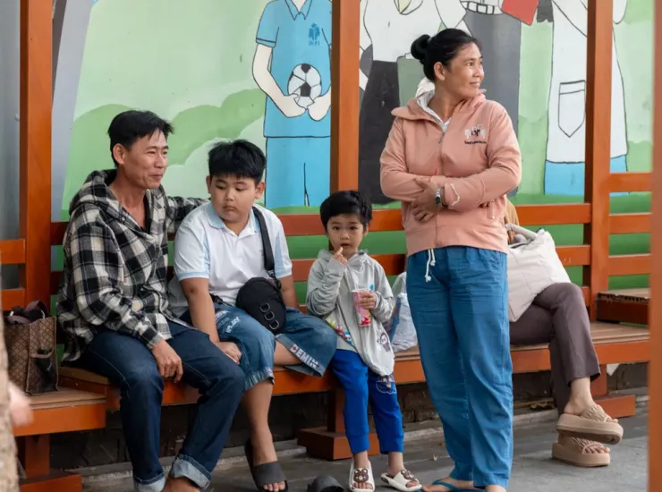 Nhiều phụ huynh, thí sinh từ các tỉnh xa vừa đến TP.HCM đã có mặt tại trường để làm thủ tục nhập học cho con em. Ảnh: ST