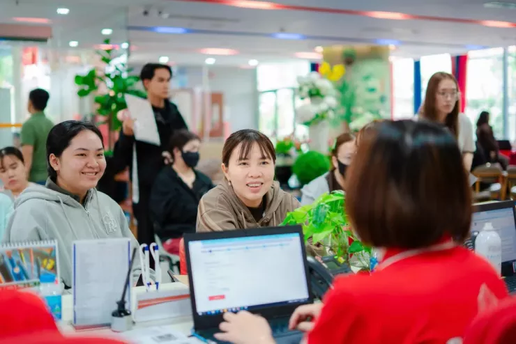 Phụ huynh, thí sinh nườm nượp ‘đổ bộ’ về TP.HCM làm thủ tục nhập học - 13