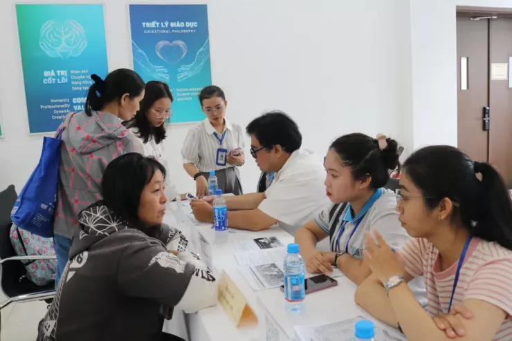 Phụ huynh, thí sinh làm thủ tục tại Trường ĐH Khoa học sức khỏe (ĐH Quốc gia TP.HCM) sáng 25-8