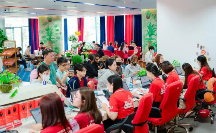 Không khí làm thủ tục nhập học và đón tân sinh viên tại Trường ĐH Quốc tế Hồng Bàng. Ảnh: HIU