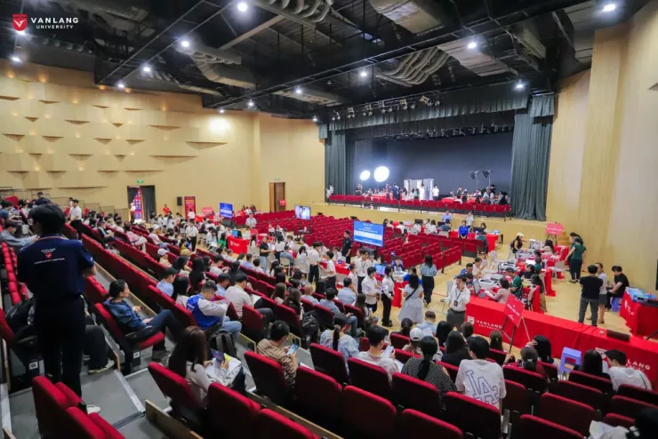 Trường ĐH Văn Lang dành cả hội trường lớn nhất để chào đón tân sinh viên đến nhập học trong ngày đầu tiên. Ảnh: VL