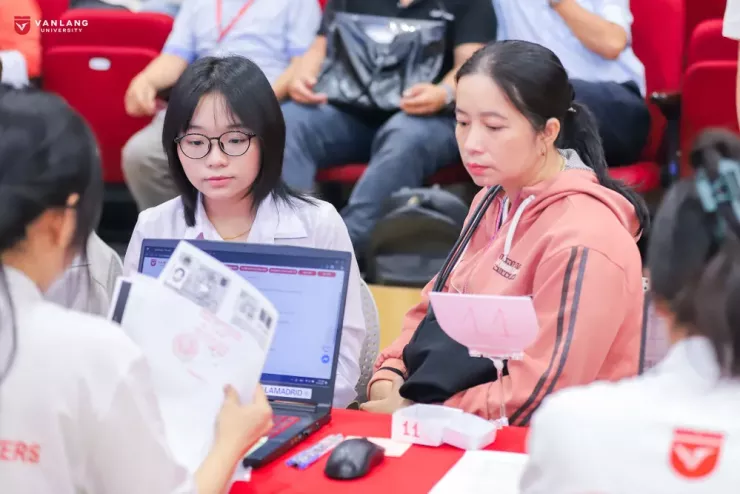 Phụ huynh, thí sinh nườm nượp ‘đổ bộ’ về TP.HCM làm thủ tục nhập học - 17