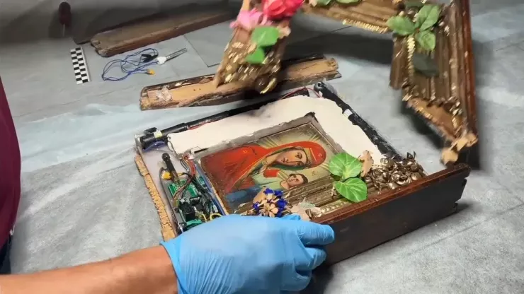 Thiết bị nổ tự chế bên trong biểu tượng Chính thống giáo liên quan âm mưu đánh bom trụ sở FSB ở Crimea được công bố hôm 25-8. Ảnh chụp màn hình: TASS/FSB