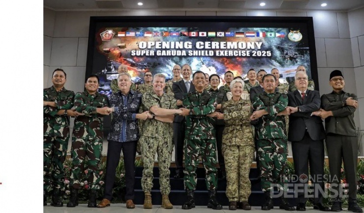 Các tướng lĩnh Mỹ, Indonesia và nhiều quốc gia khác tại lễ khai mạc chương trình Super Garuda Shield 2025 tại Jakarta, ngày 25/8. (Ảnh: Indonesia Defense)