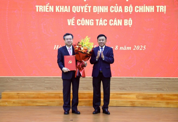 Ủy viên Bộ Chính trị, Thường trực Ban Bí thư Trần Cẩm Tú đã trao quyết định của Bộ Chính trị, điều động, phân công, bổ nhiệm ông Nguyễn Thanh Nghị, Ủy viên Trung ương Đảng, Phó Bí thư Thường trực Thành ủy TPHCM, giữ chức vụ Trưởng Ban Chính sách, chiến lược Trung ương. Ảnh: PV.