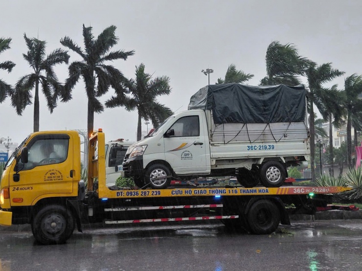 Mưa gây ngập lụt khiến nhiều phương tiện tham gia giao thông bị chết máy.