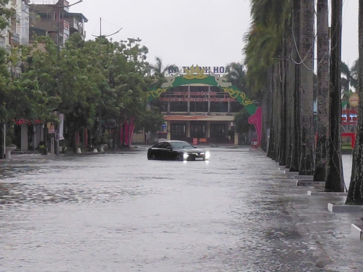 Khu vực đường Phan Chu Trinh, phường Hạc Thành ngập nước.