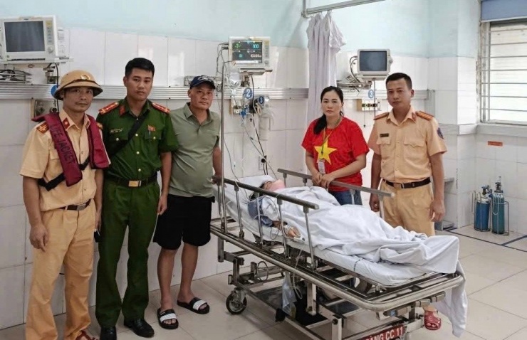 Lực lượng CSGT Hải Phòng đưa chị T.T.X vào Bệnh viện Hữu nghị Việt Tiệp cấp cứu.