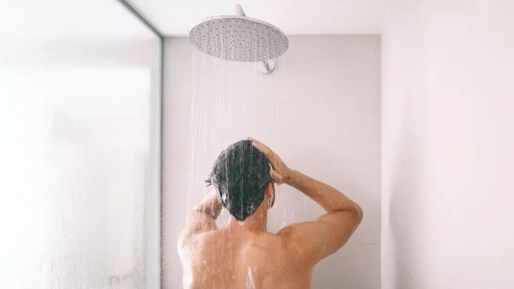 Tắm ngay sau khi ăn có thể ảnh hưởng đến quá trình tiêu hóa tự nhiên của cơ thể.