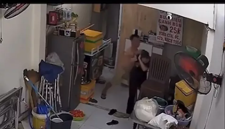 Cô gái bị người đàn ông đánh vào mặt. Ảnh cắt từ clip