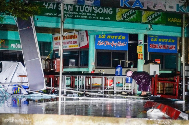Hàng quán, nhà dân tan hoang trong bão Kajiki - 4