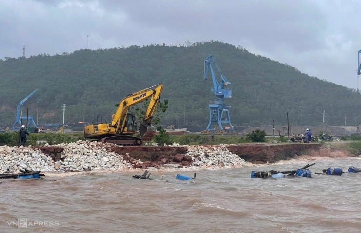 Hàng quán, nhà dân tan hoang trong bão Kajiki - 12