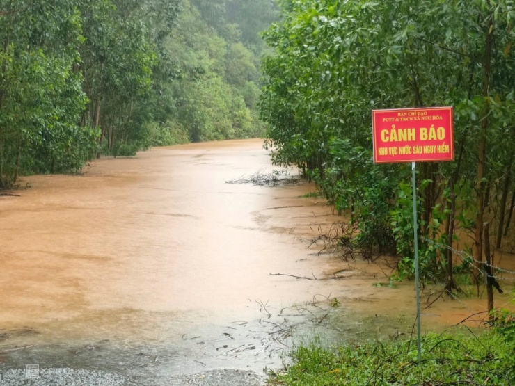 Hàng quán, nhà dân tan hoang trong bão Kajiki - 15