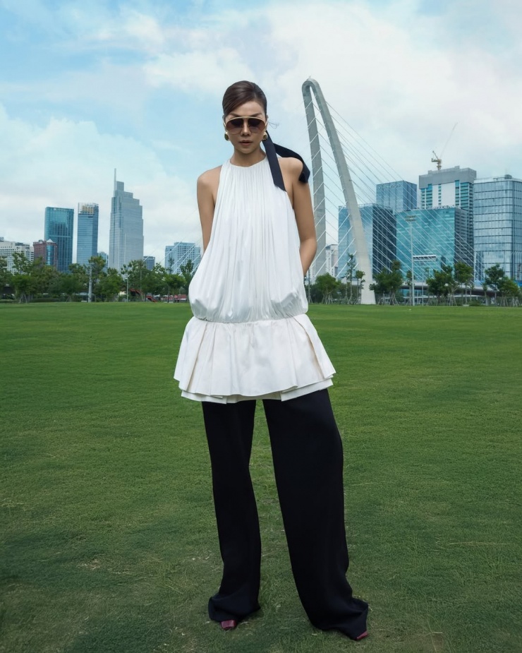 Khi làm giám khảo Vietnam's Next Top Model 2025, Thanh Hằng cũng nhiều lần chọn quần ống rộng, trong đó có thiết kế màu đen kết hợp áo peplum hạ eo.