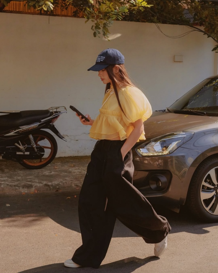 Fashionista Châu Bùi thể hiện phong cách boho bằng áo tay bồng, quần rộng thùng thình.