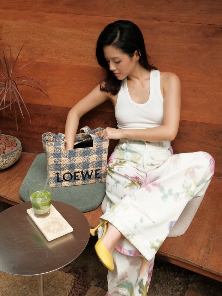 Người mẫu Khánh Linh thể hiện sự nữ tính, thanh lịch qua quần hoa, tank top và giày cao gót Loewe.
